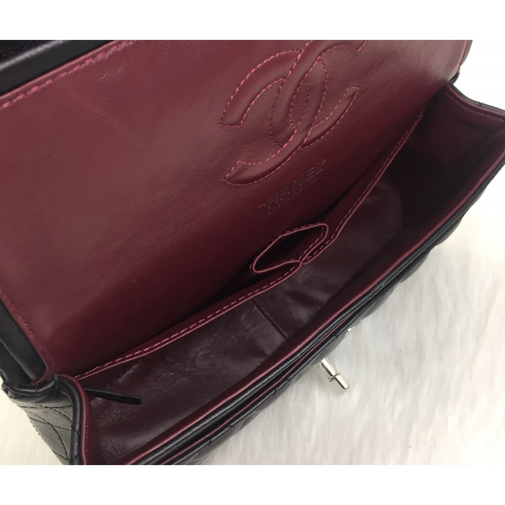 chanel-caviar-flap-bag-2-55-medium-black-gold4