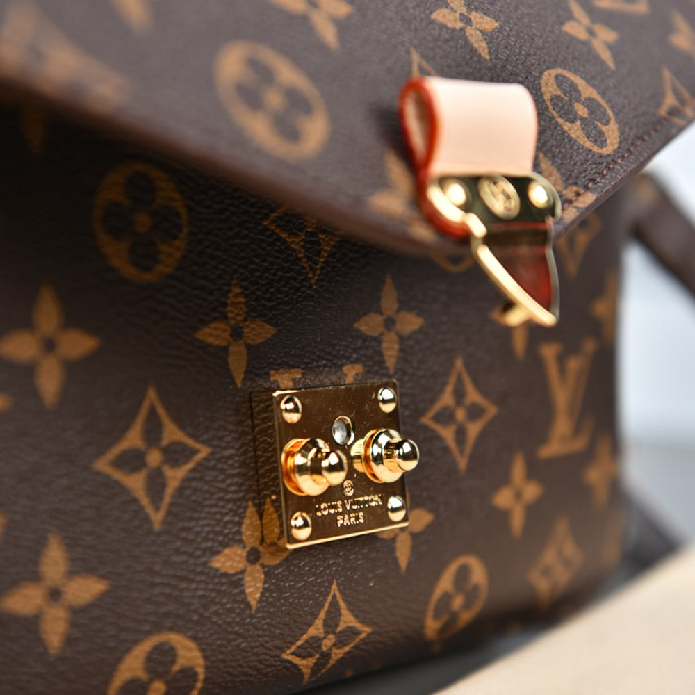 louis-vuitton-pochette-metis-monogram-canvas-front-opened