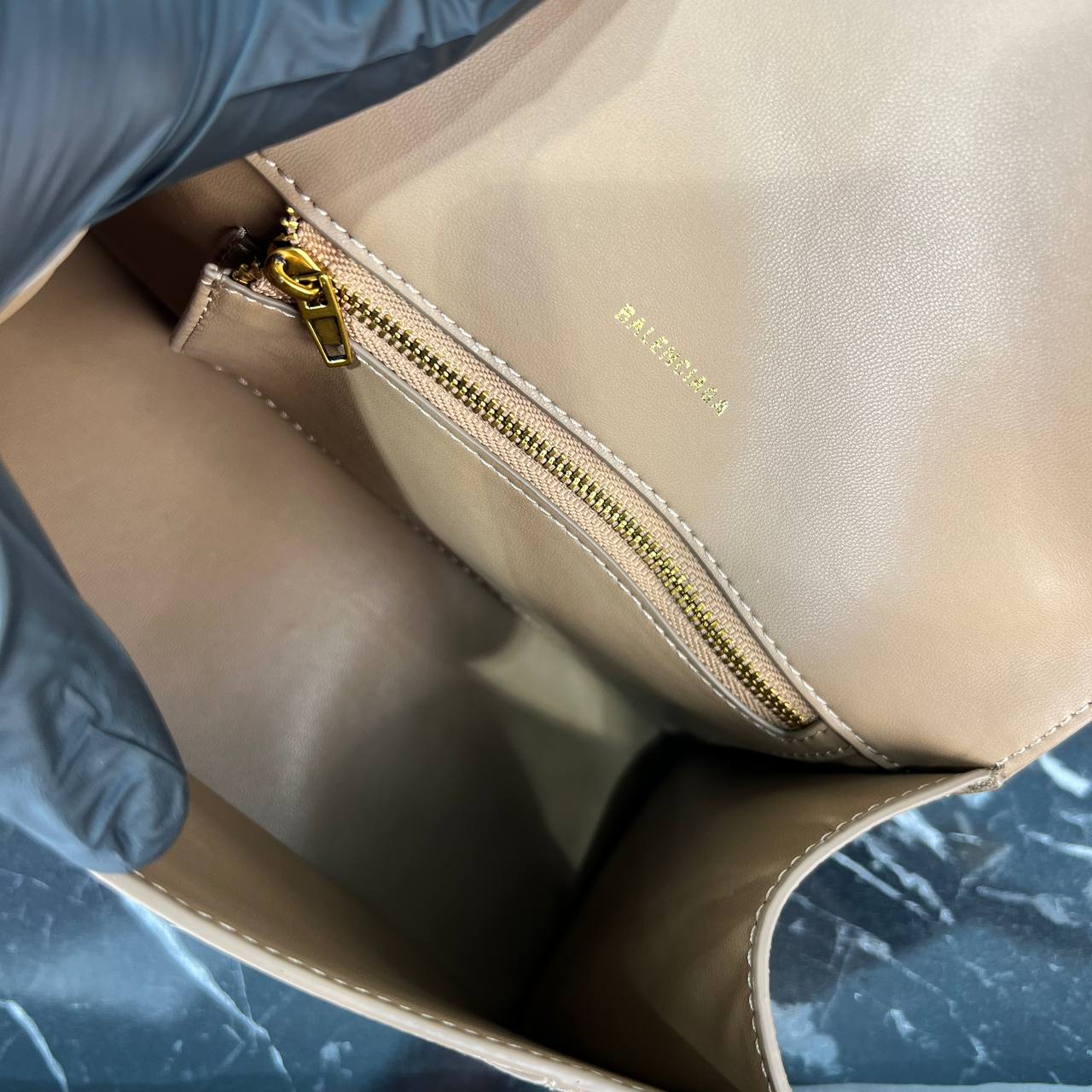 hourglass_small_handbag_bb_monogram_coated_canvas_beige_us_inside