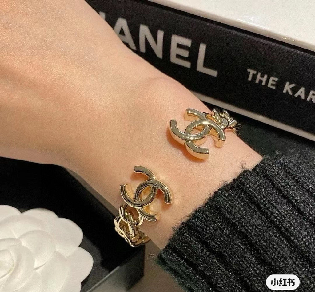 Elegant CC Logo Pearl Bracelet with Rhinestones