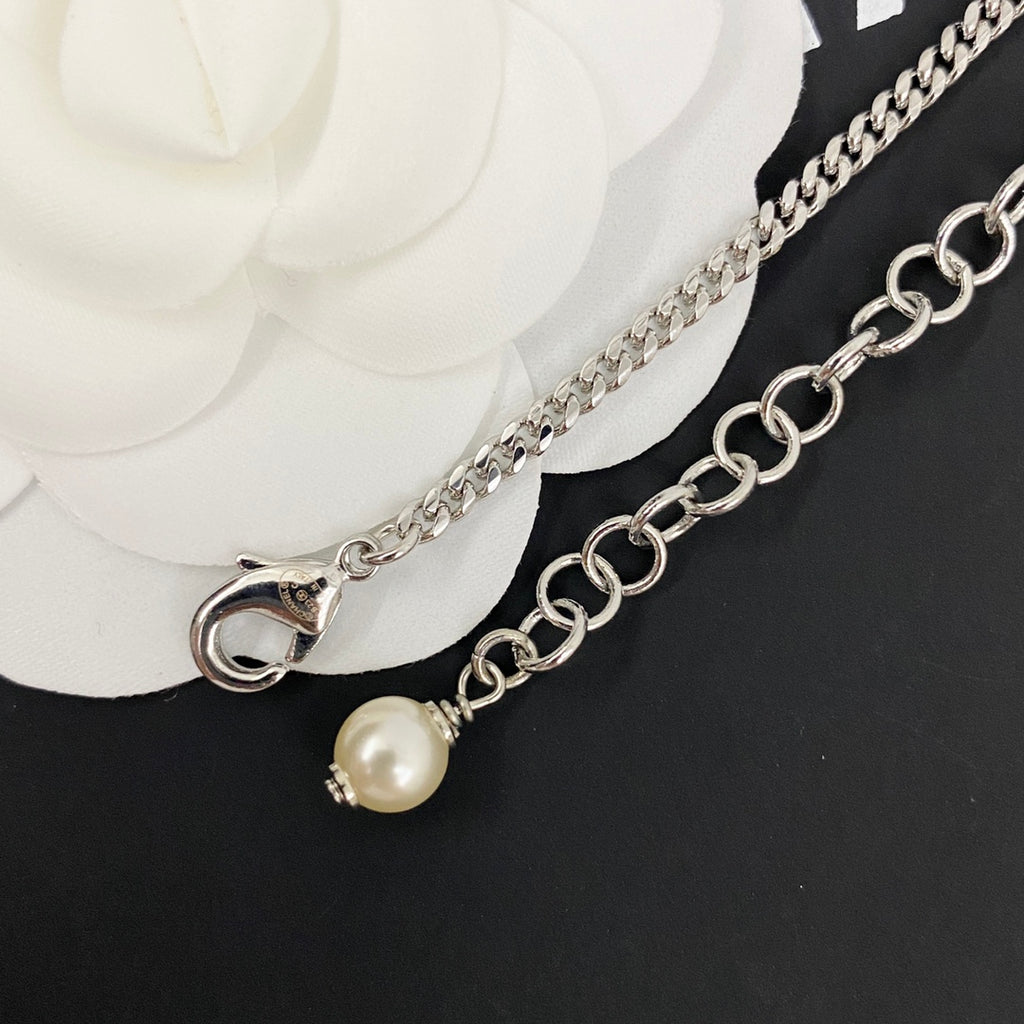 Elegant CC Logo Pearl Necklace with Heart Charm and Rhinestones
