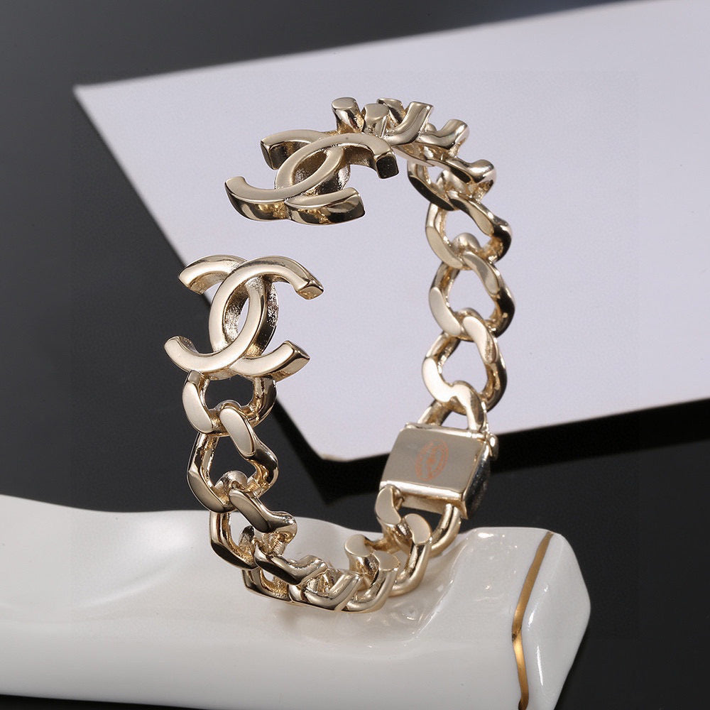 Elegant CC Logo Pearl Bracelet with Rhinestones