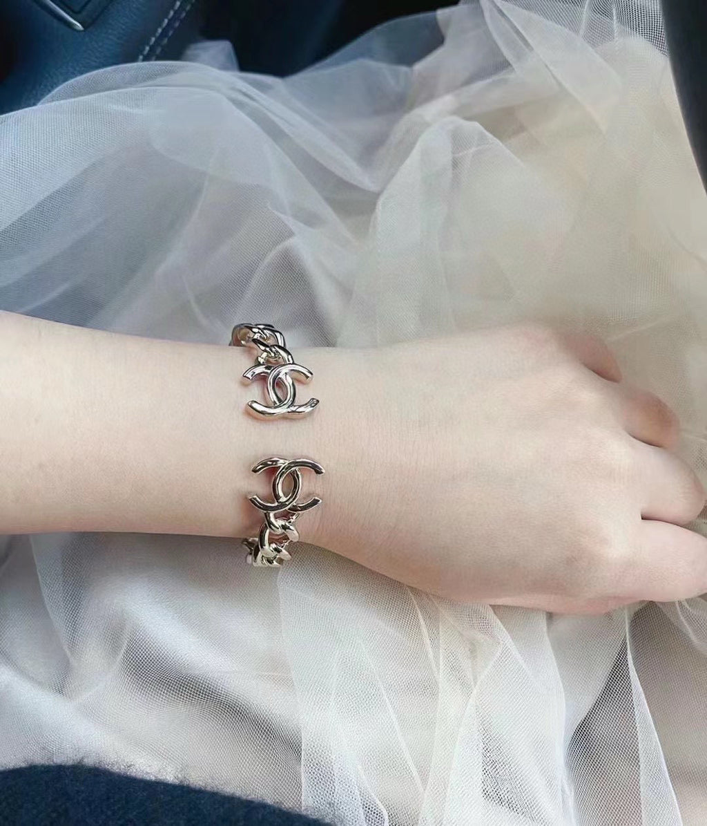 Elegant CC Logo Pearl Bracelet with Rhinestones