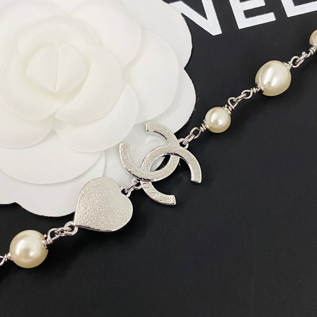Elegant CC Logo Pearl Necklace with Heart Charm and Rhinestones