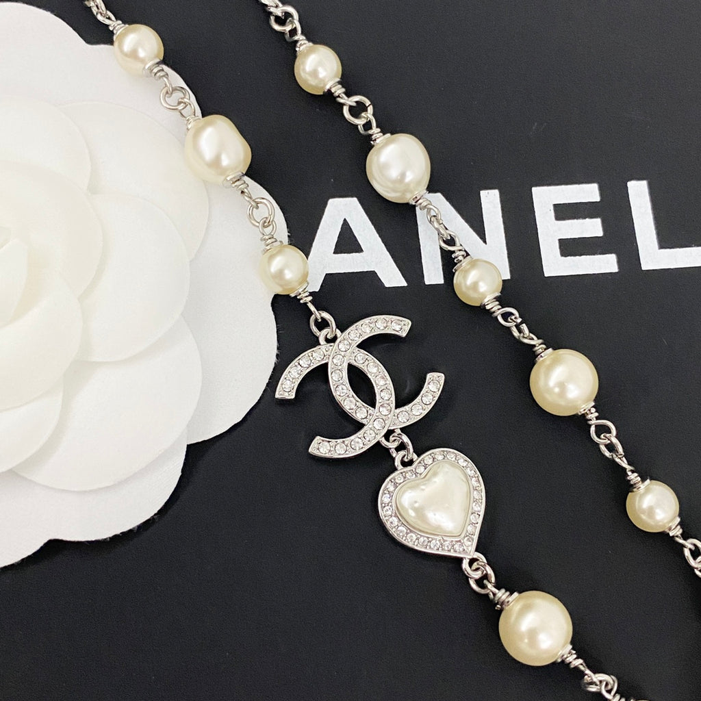 Elegant CC Logo Pearl Necklace with Heart Charm and Rhinestones