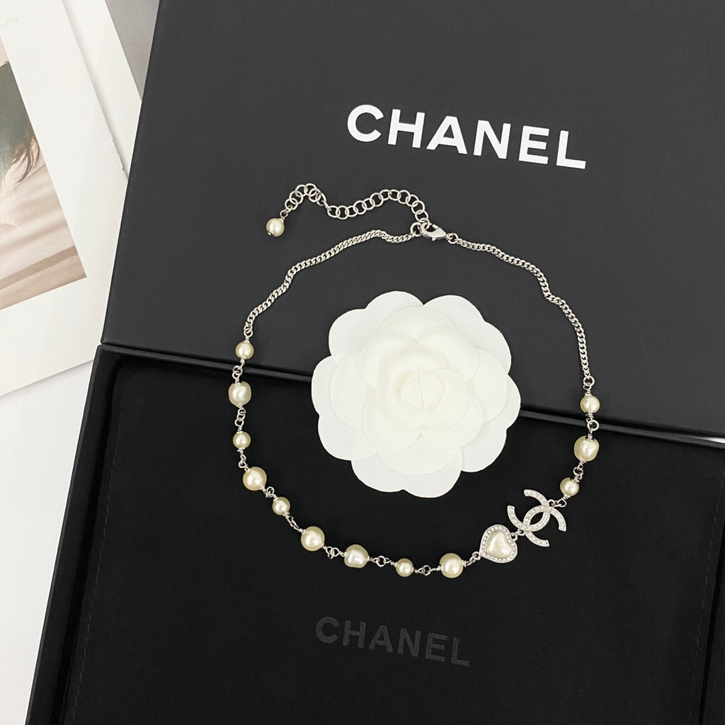 Elegant CC Logo Pearl Necklace with Heart Charm and Rhinestones
