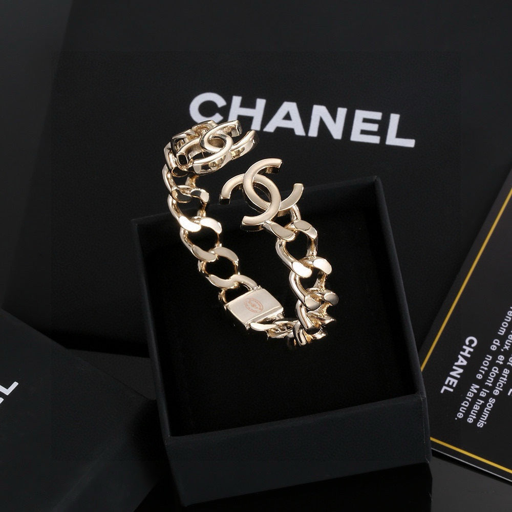 Elegant CC Logo Pearl Bracelet with Rhinestones