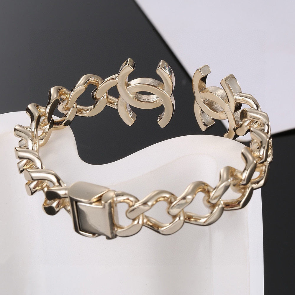 Elegant CC Logo Pearl Bracelet with Rhinestones