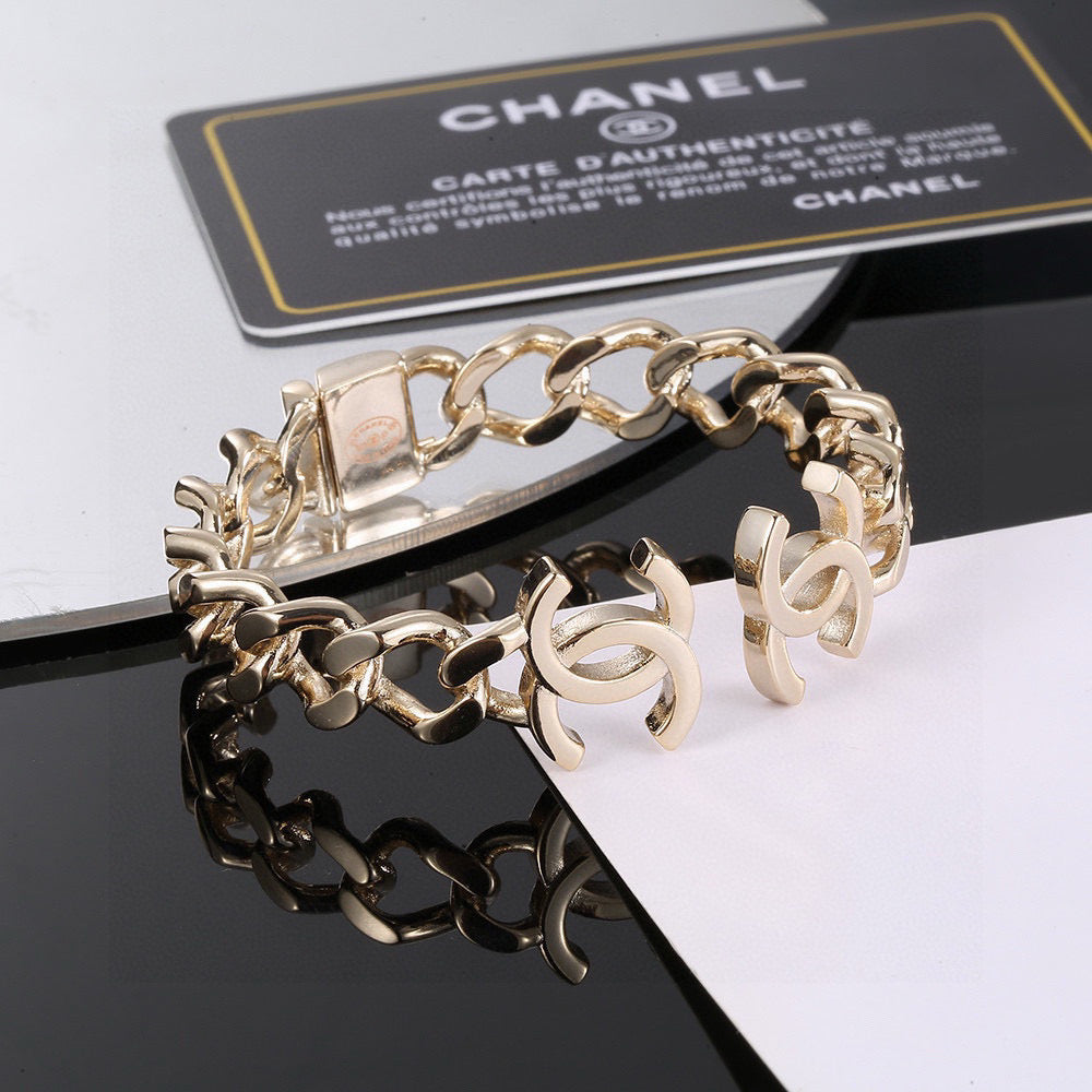 Elegant CC Logo Pearl Bracelet with Rhinestones