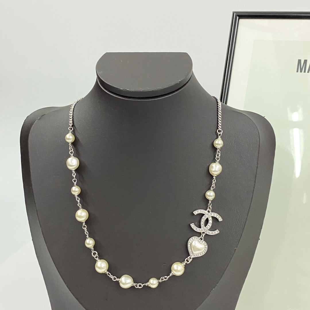 Elegant CC Logo Pearl Necklace with Heart Charm and Rhinestones