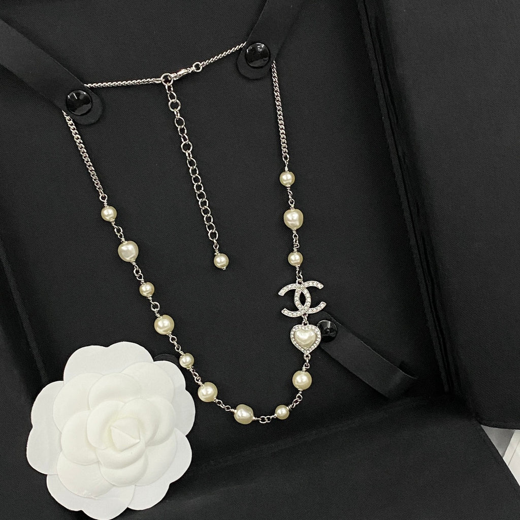 Elegant CC Logo Pearl Necklace with Heart Charm and Rhinestones