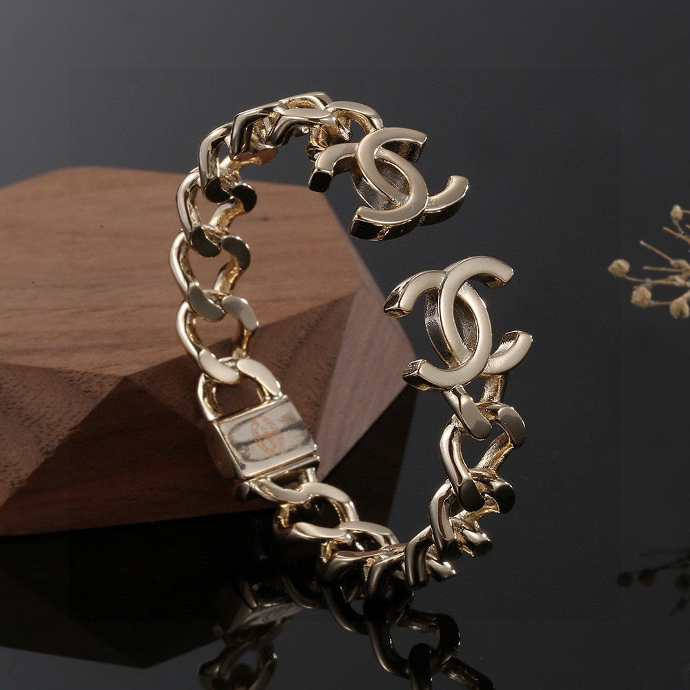 Elegant CC Logo Pearl Bracelet with Rhinestones